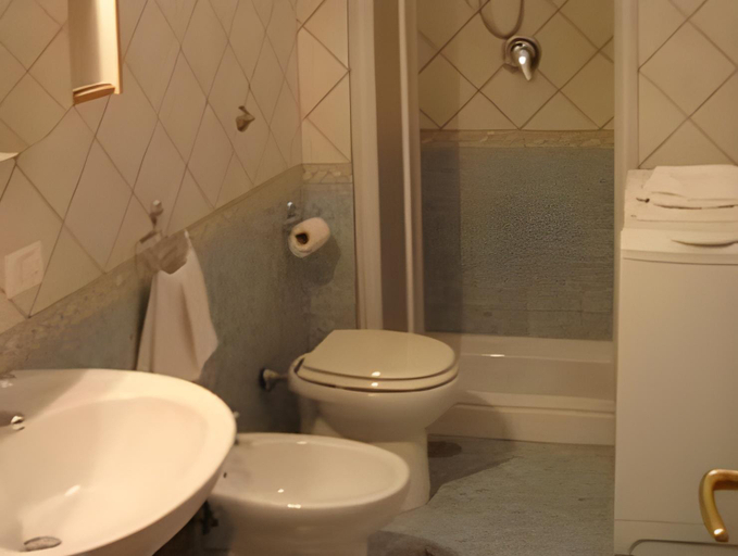 Bathroom 5, Casa Sorrentina, Napoli