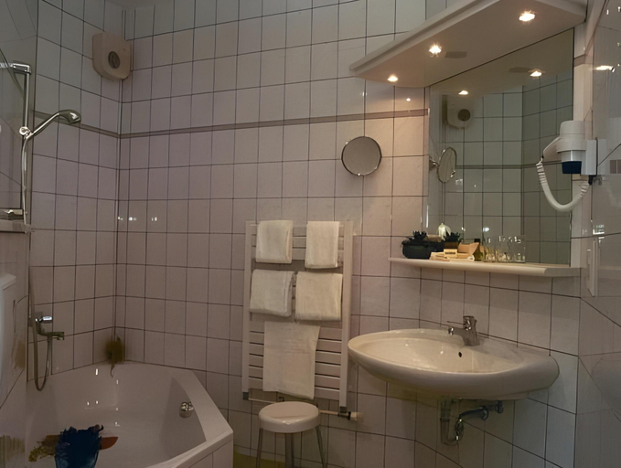 Bathroom 3, NordWest-Hotel Amsterdam, Ammerland