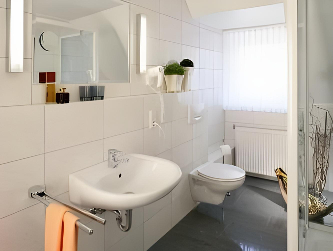 Bathroom 2, BB Landhotel Hutter, Hochsauerlandkreis