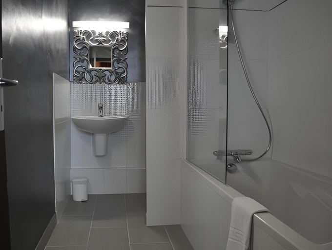 Bathroom 4, Inter-Hotel Les Ajoncs D'Or, Ille-et-Vilaine