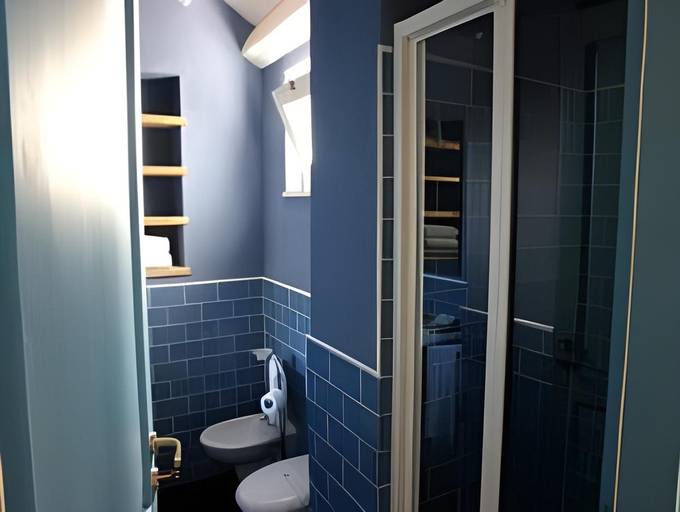 Bathroom 2, Hotel Sbarcadero, Syracuse