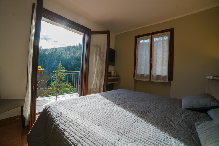 Bedroom 3, Lago Bin, Imperia
