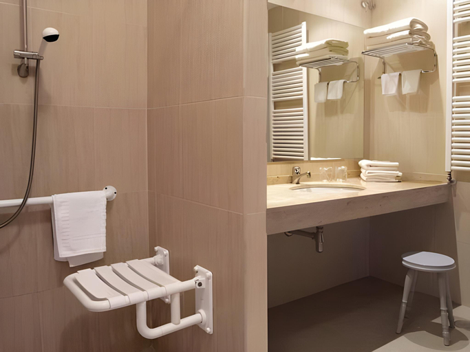 Bathroom 3, Hotel y Apartamentos Arias, Asturias