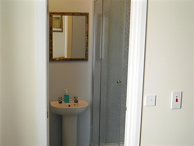 Bathroom 3, Grafton House, Leicester