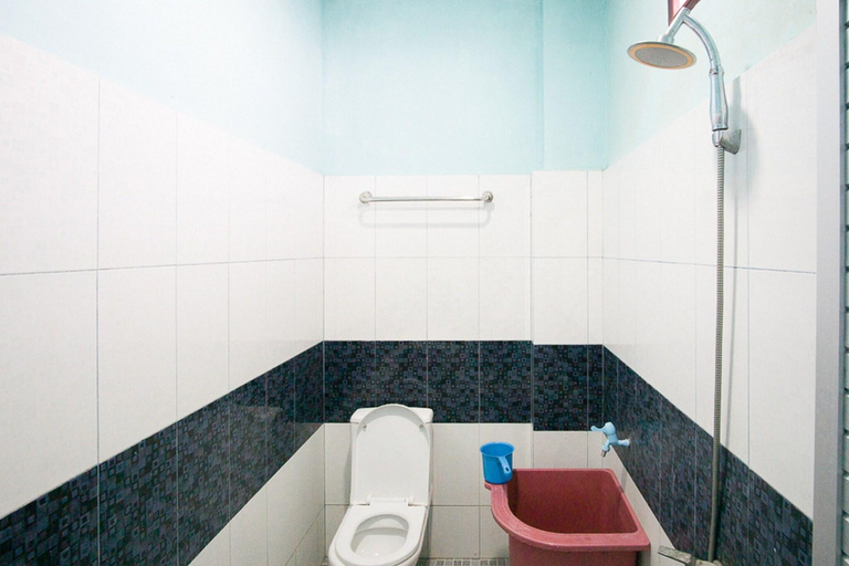 Bathroom 4, Formerly Reddoorz Mikie Holiday Funland Berastagi, Karo