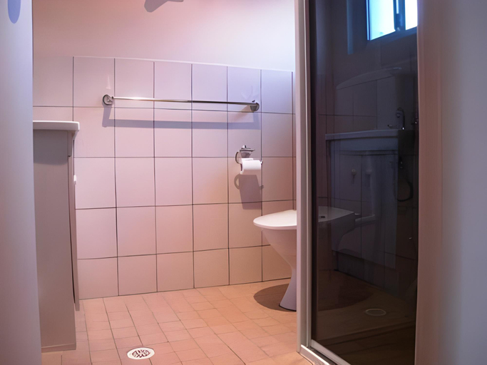 Bathroom, Holiday Lodge Motor Inn, Eurobodalla