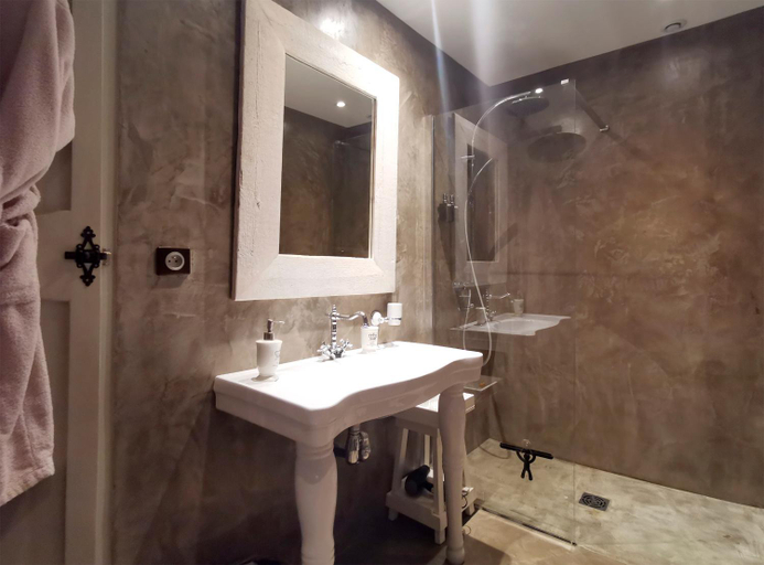 Bathroom 4, Le Petit Chateau, Vaucluse