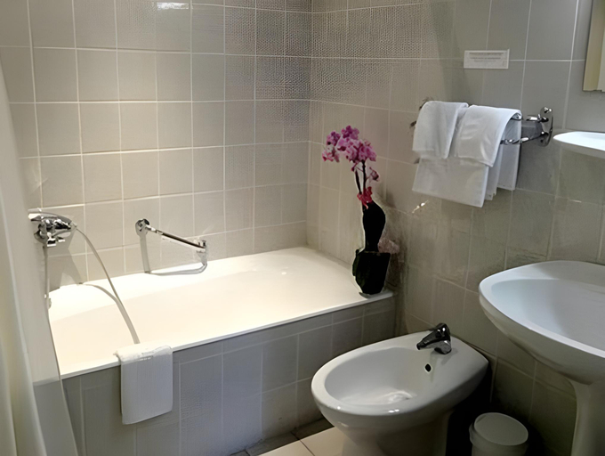 Bathroom 4, Logis Hotel Notre-Dame - restaurant ouvert midi et soir sauf dimanche soir, Moselle