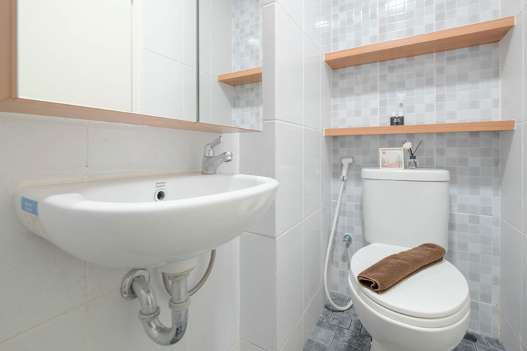 Bathroom 3, Modern Studio At Tokyo Riverside Pik 2 Apartment, Tangerang