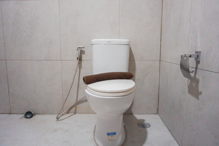 Bathroom 5, Cozy Living 2BR Apartment at Pollux Chadstone By Travelio, Cikarang