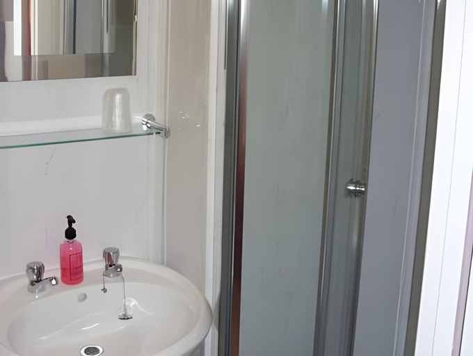 Bathroom 4, The Beacons Guest House, Powys