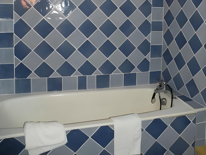 Bathroom, Hotel L Oronge, Gard