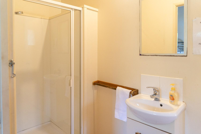 Bathroom 3, 1770 Southern Cross Backpackers, Miriam Vale