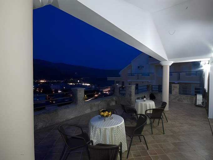 Food & Drinks 5, Contessa Apartments