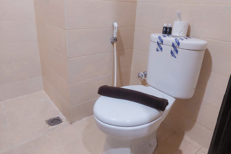 Bathroom 5, Lovely 2BR Apartment at Belmont Residence Puri By Travelio, Jakarta Barat
