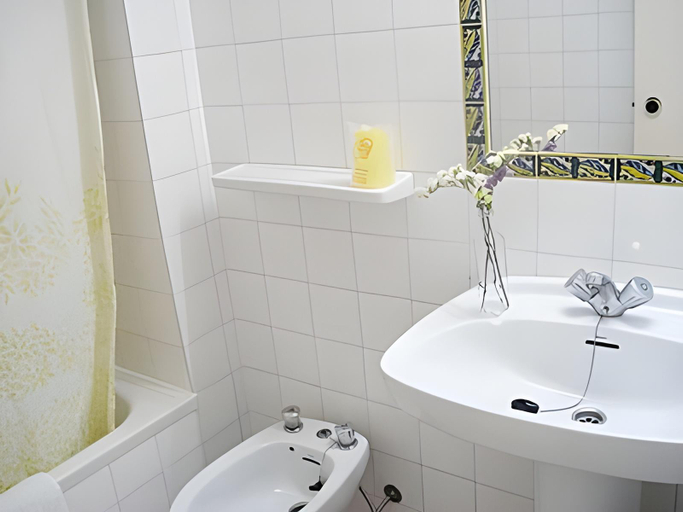 Bathroom 4, Apartamentos Las Brisas I & II, Baleares