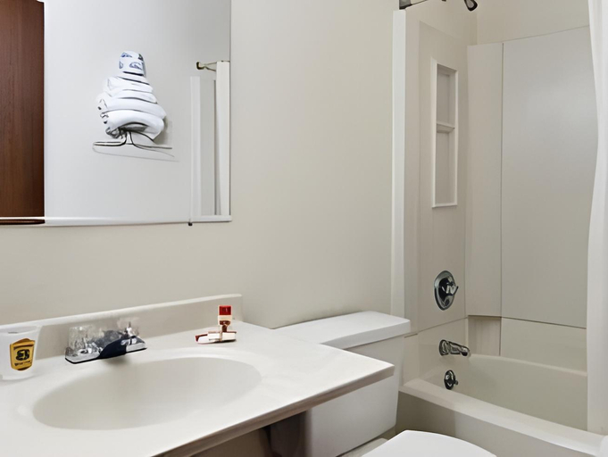 Bathroom 4, Super 8 By Wyndham Warner Robins, Houston