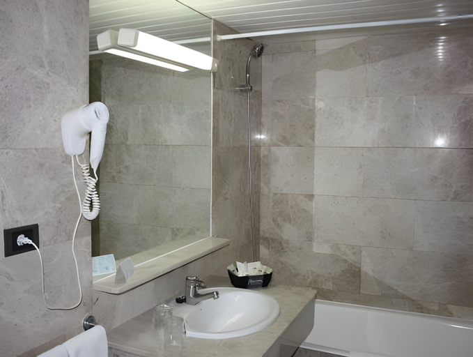 Bathroom 3, Alp Hotel Masella, Girona