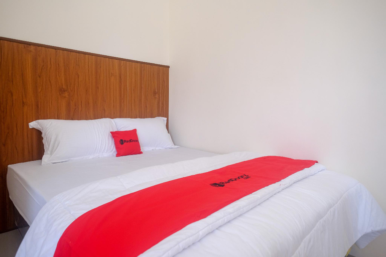 Bedroom 2, RedDoorz near Laweyan Gentan, Sukoharjo