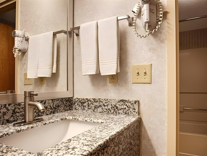 Bathroom 4, Baymont by Wyndham Franklin, Simpson