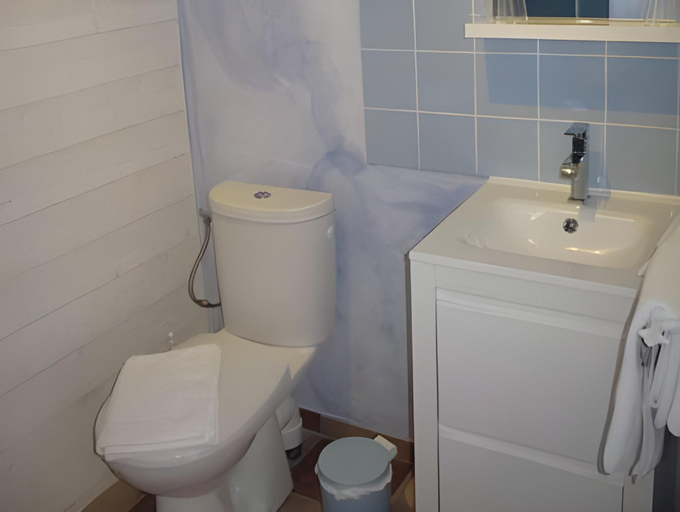 Bathroom 3, L'etape Provencale, Bouches-du-Rhône