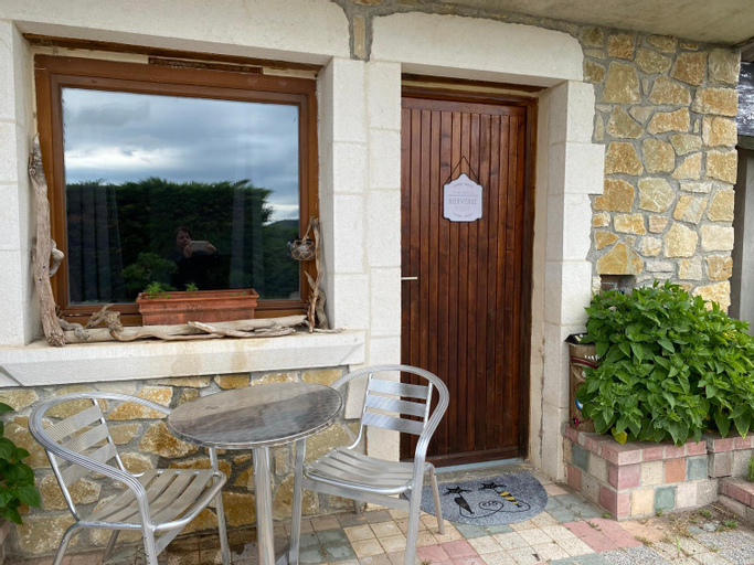 Chambre d'hotes 2p, gestion libre, espace piscine partage, Ardèche