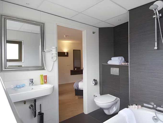 Bathroom 3, City Hotel Tilburg, Tilburg