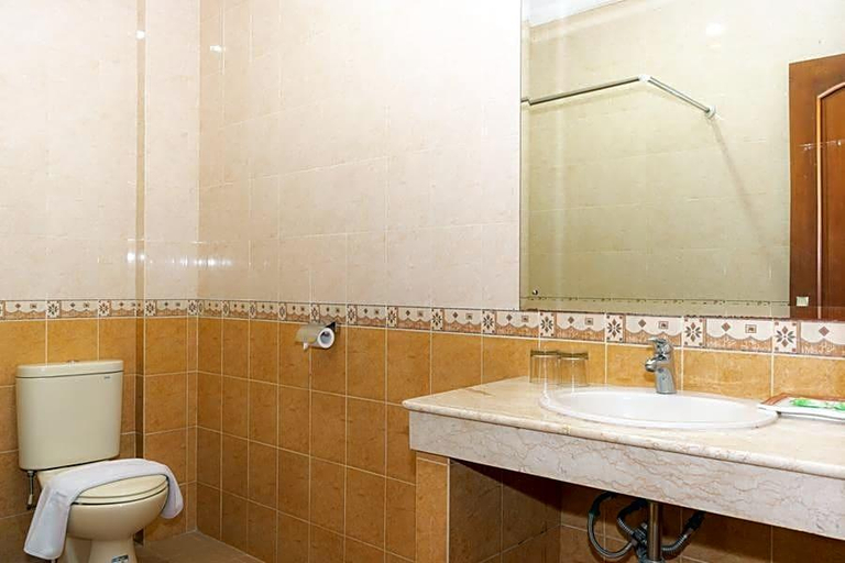 Bathroom, Formerly RedDoorz Syariah JavaSupermallSemarang 2, Semarang