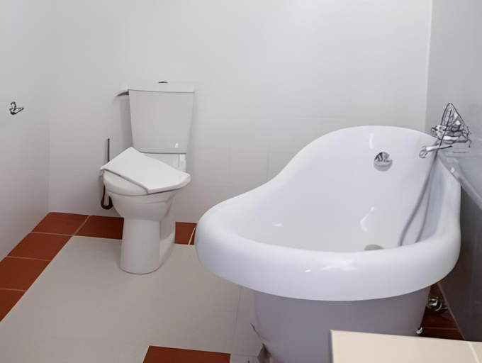 Bathroom 1, Hotel Le Relais Louis XI, Loiret