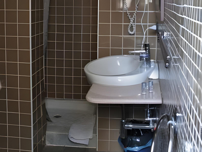 Bathroom 4, Opera, Catania
