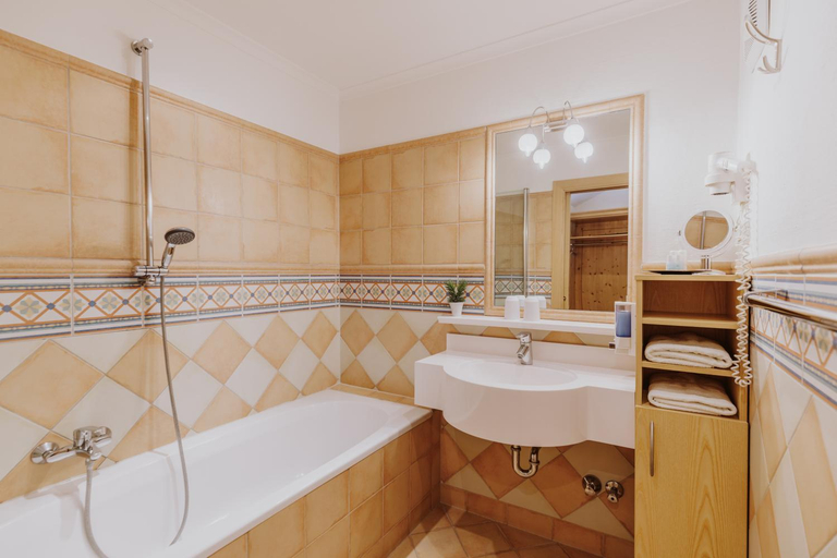 Bathroom 3, Landhotel Gschirnwirt, Salzburg Umgebung