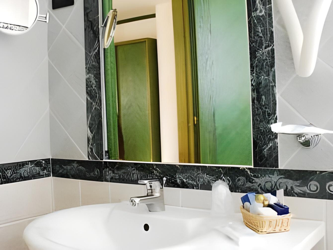 Bathroom 5, Park Hotel Imperatore Adriano, Rome