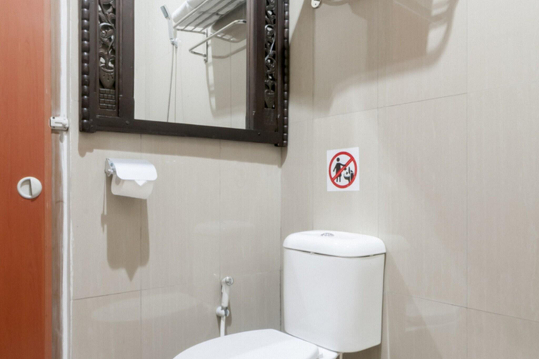Bathroom, Formerly Reddoorz Syariah Trans Studio Cibubur, Depok