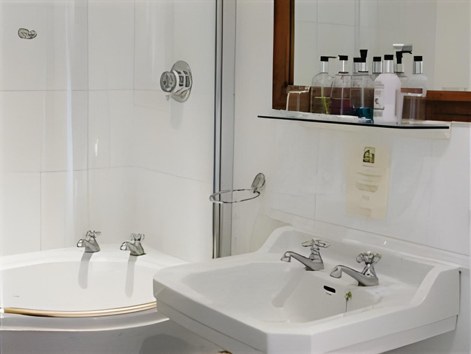 Bathroom 2, The Greyhound Coaching Inn, Leicestershire