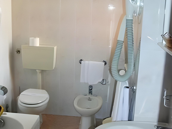 Bathroom 4, Aries, Novara
