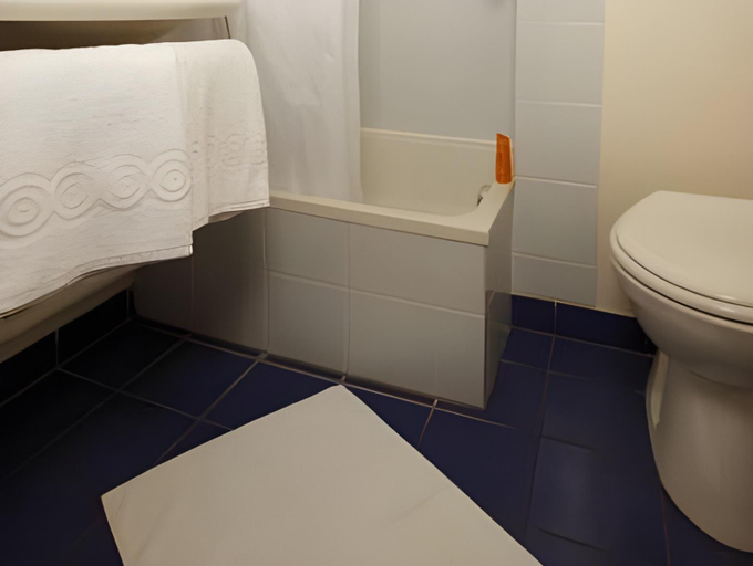 Bathroom 3, B&B HOTEL Le Tréport Friville, Somme