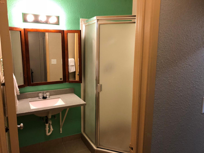 Bathroom 3, Midtown Inn, Sangamon