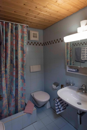 Bathroom 2, Apartment Madlaina, Inn
