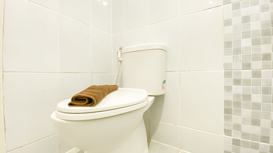 Bathroom 5, Comfy and Lovely 2BR Apartment Tokyo Riverside PIK 2 By Travelio, Tangerang