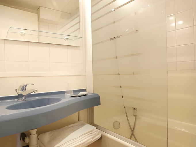 Bathroom 4, ResidPrice Hotel, Haute-Garonne
