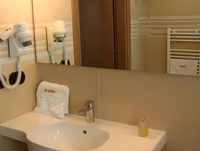 Bathroom 4, Hotel Novarello, Novara