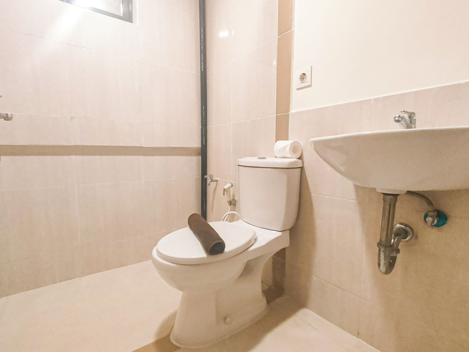 Bathroom 3, Marvelous And Cozy 2Br At Meikarta Apartment, Cikarang