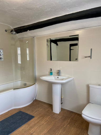 Bathroom, The King's Lodge Hotel, Hertfordshire
