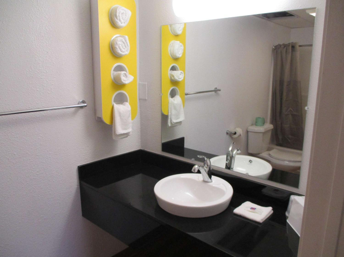 Bathroom 4, Motel 6 Chilhowie, VA - I-81, Smyth