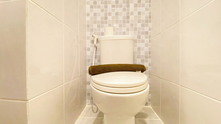 Bathroom 5, Relaxing And Simply Studio Tokyo Riverside Pik 2 Apartment, Tangerang