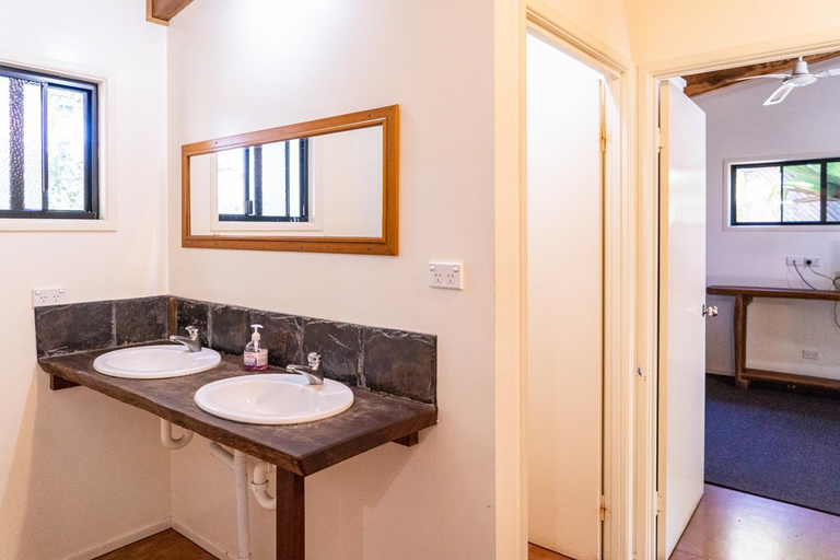 Bathroom 5, 1770 Southern Cross Backpackers, Miriam Vale