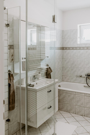 Bathroom 3, Kek Vendeghaz Family Resort, Hévíz/Keszthely