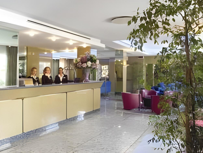 Others 3, Hotel Royal, Fermo