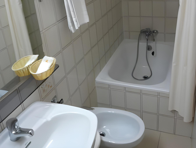 Bathroom 2, Hotel Vilobi, Girona