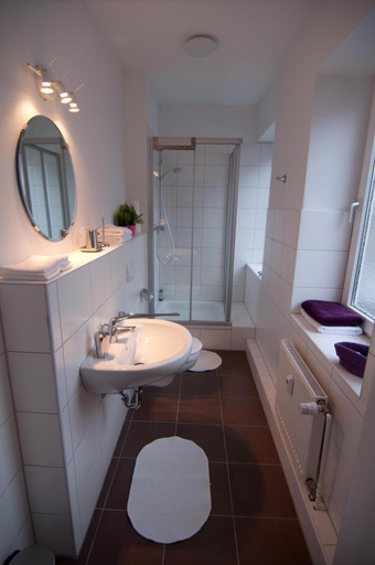 Bathroom 3, Wertschatzer III - Paulinenstr, Lippe